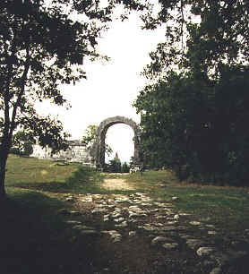 Carsulae: arco di S. Damiano lungo l'antica via Flaminia