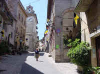 Corso dei Garibaldini. Sulla destra il porticato della Chiesa di S. Nicol e sulla sinistra  visibile l'ex-Palazzo Comunale