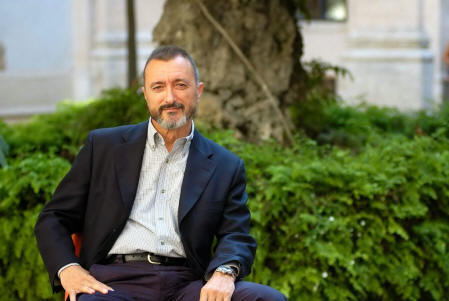 Lo scrittore spagnolo Arturo Prez-Reverte